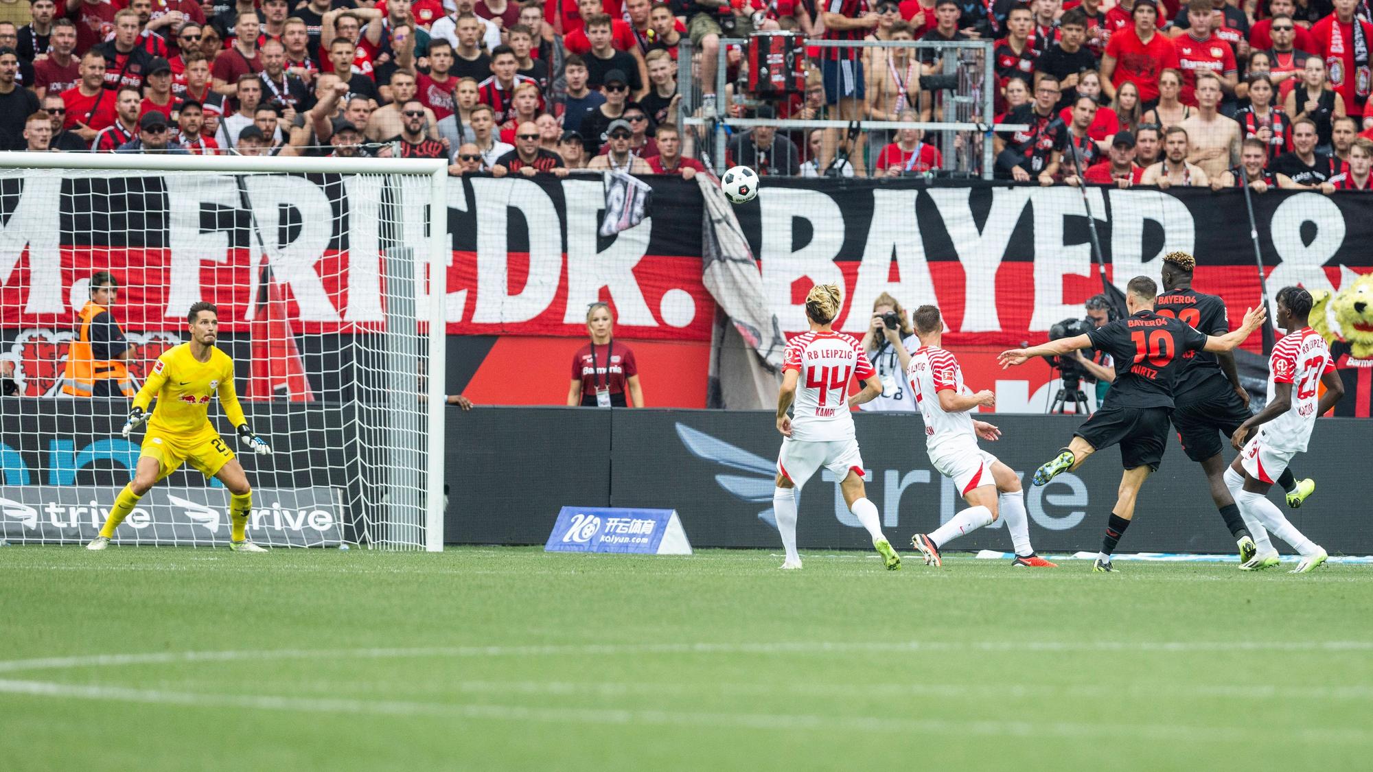 Florian Wirtz (Nummer 10) trifft für Bayer Leverkusen beim Saison-Auftakt am gegen RB Leipzig.