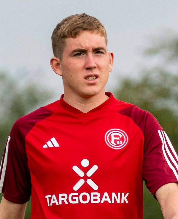 Isak Bergmann Johannesson beim Aufwärmprogramm von Fortuna Düsseldorf.