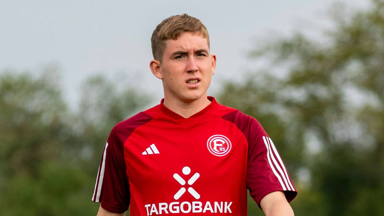 Isak Bergmann Johannesson beim Aufwärmprogramm von Fortuna Düsseldorf.
