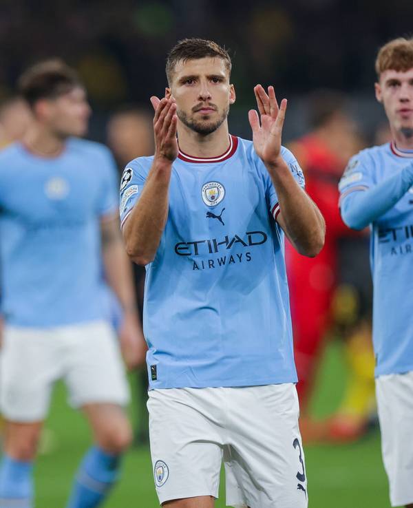 Ruben Dias und Cole Palmer applaudieren.