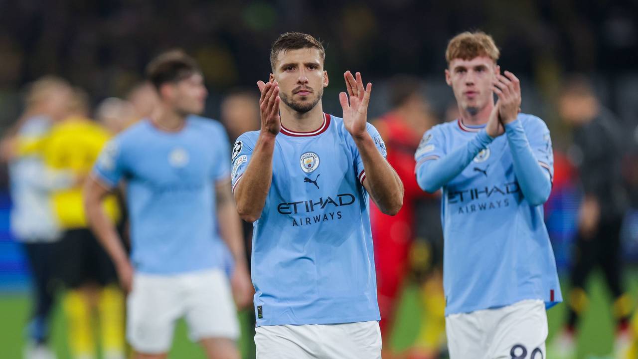 Ruben Dias und Cole Palmer applaudieren.