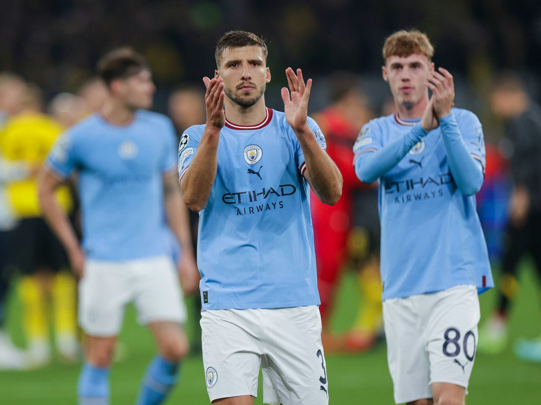 Ruben Dias und Cole Palmer applaudieren.