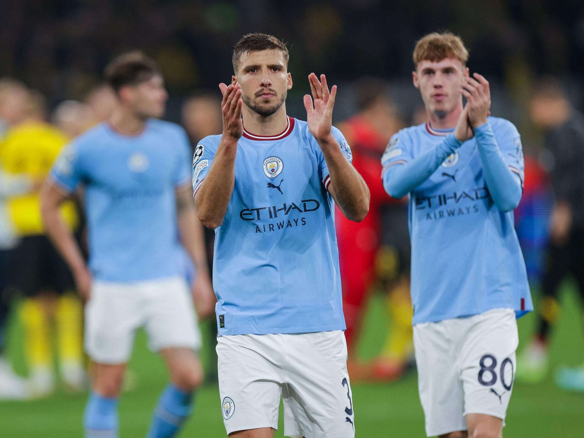 Ruben Dias und Cole Palmer applaudieren.