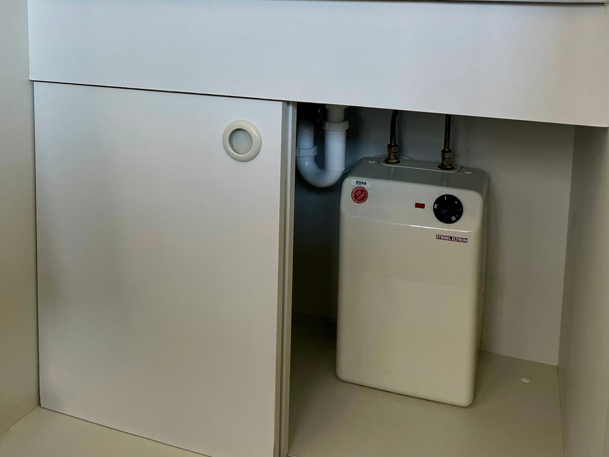 Unser Symbolbild zeigt ein Waschbecken in einem Büro.