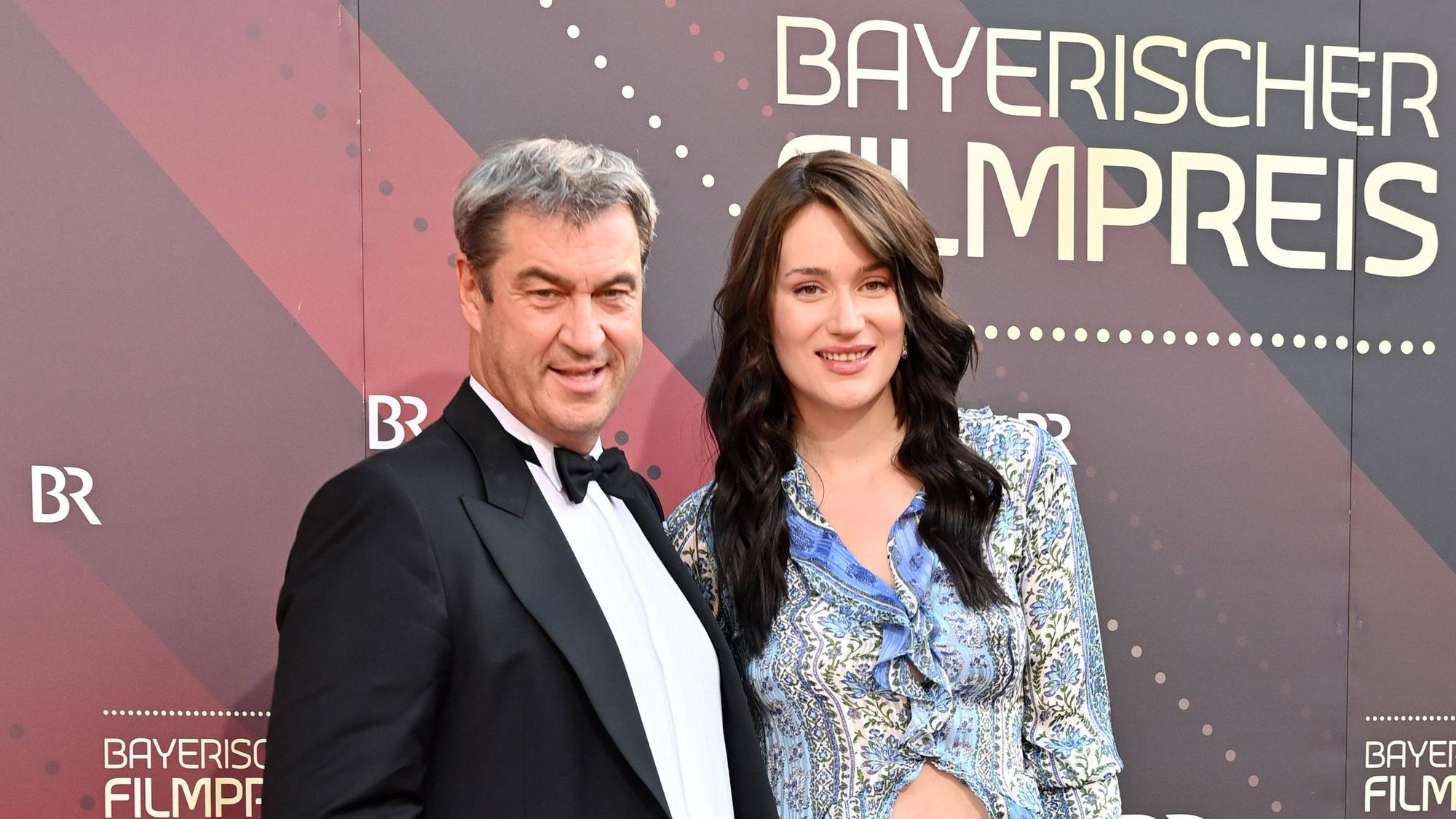 Markus Söder und Gloria-Sophie Burkandt posieren.