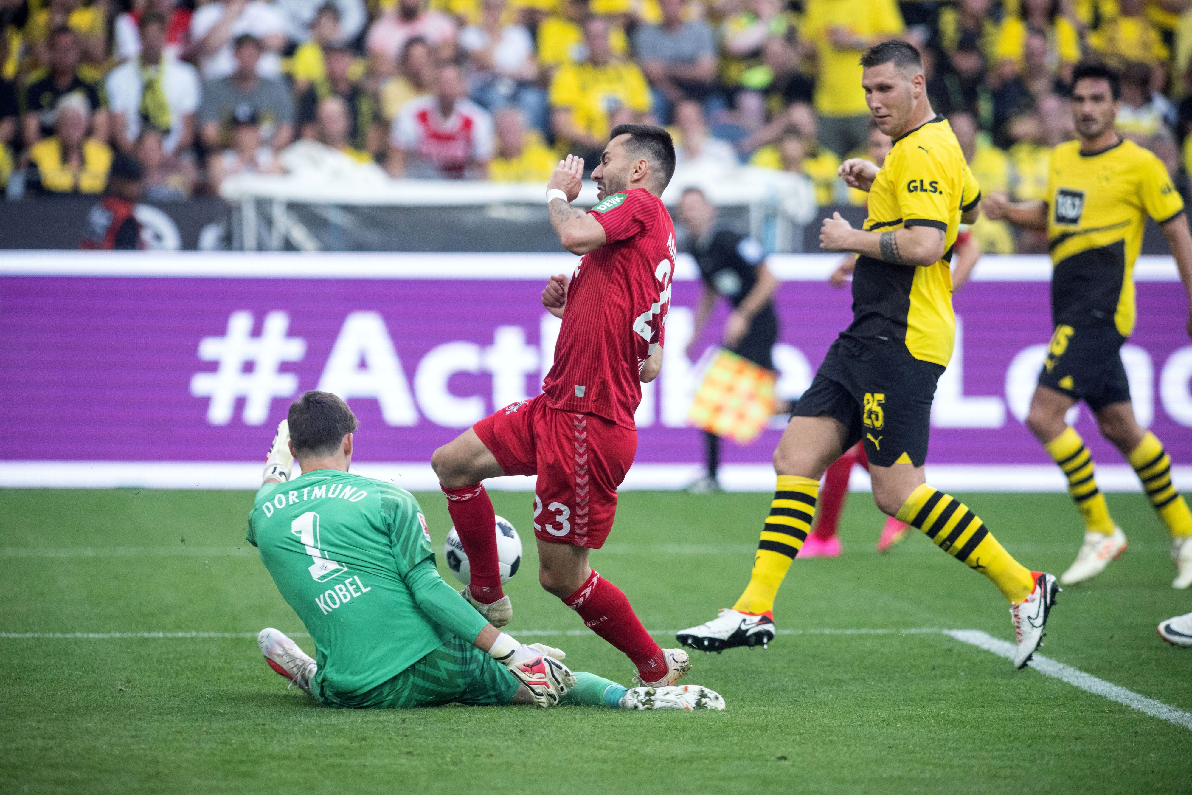 Gregor Kobel klärt beim Spiel von Borussia Dortmund gegen den 1. FC Köln im letzten Moment vor Sargis Adamyan.