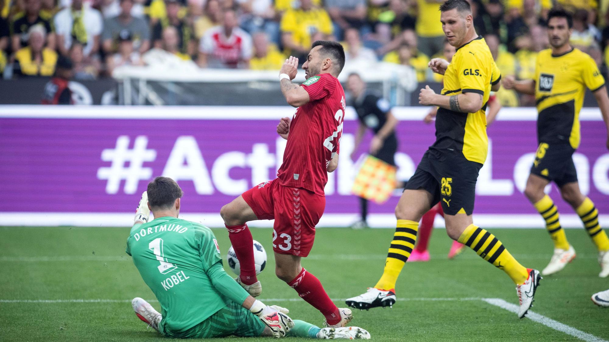 Gregor Kobel klärt beim Spiel von Borussia Dortmund gegen den 1. FC Köln im letzten Moment vor Sargis Adamyan.