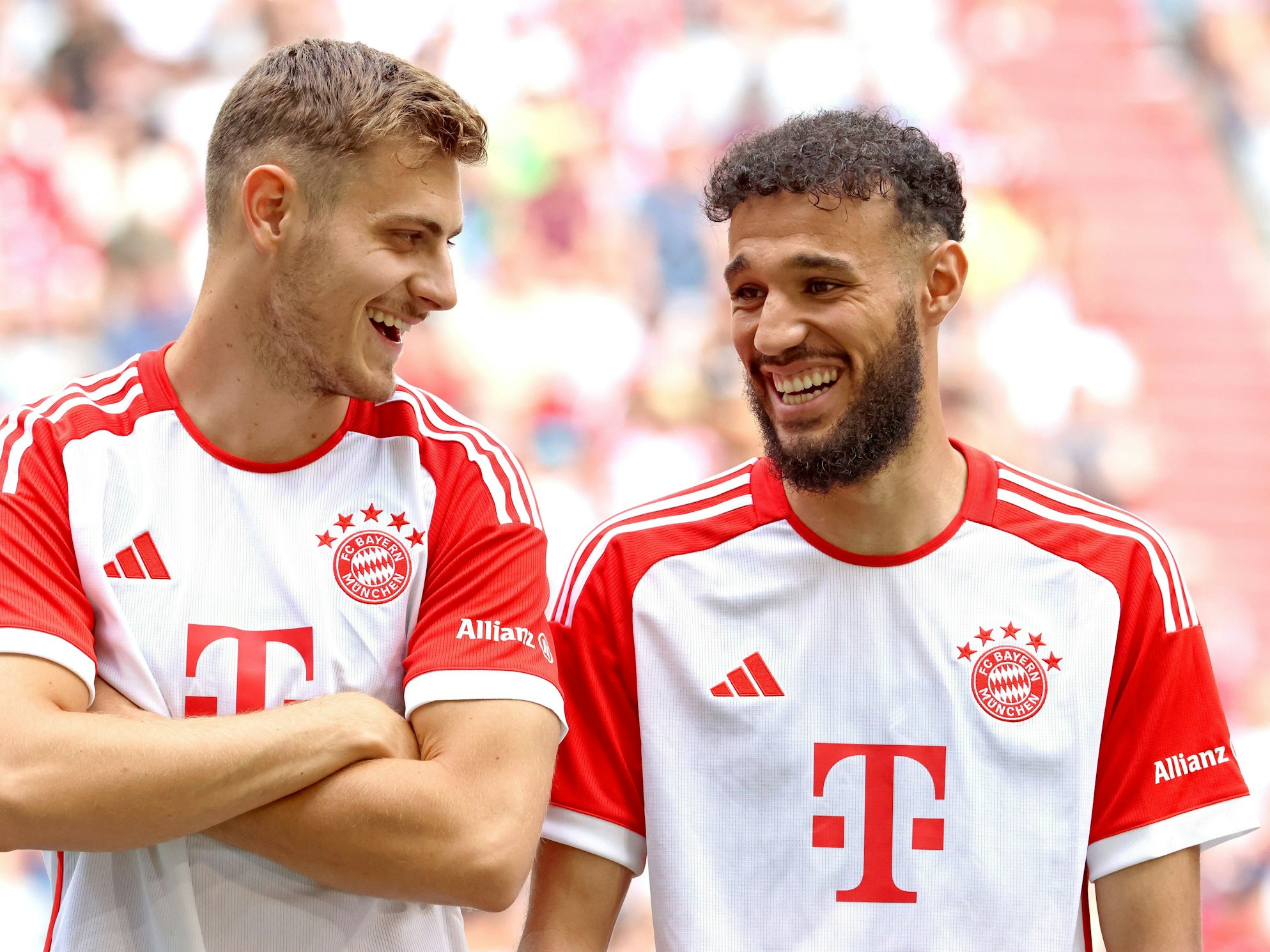 Jisip Stanisic und Noussair Mazraoui lachen.