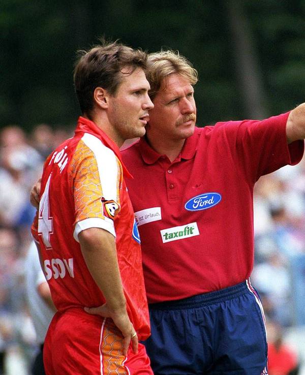 Bernd Schuster gibt Dennis Grassow an der Seitenlinie Anweisungen beim 1. FC Köln.