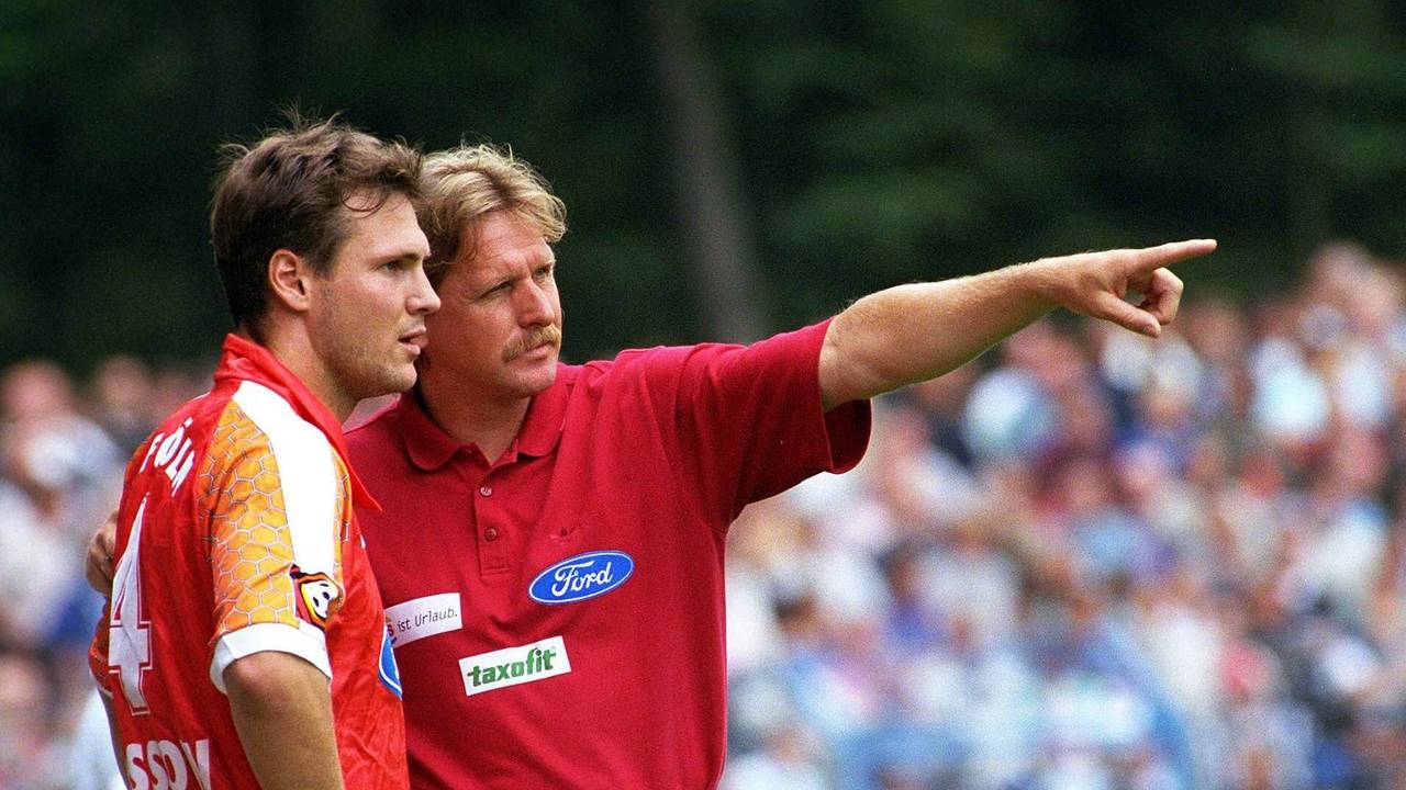 Bernd Schuster gibt Dennis Grassow an der Seitenlinie Anweisungen beim 1. FC Köln.