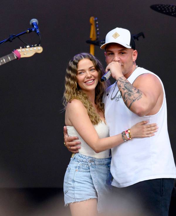 Influencerin Laura Maria Rypa und Sänger Pietro Lombardi bei seinem Konzert im Rahmen des BonnLive OpenAir am Telekom Campus in Bonn-Beuel.