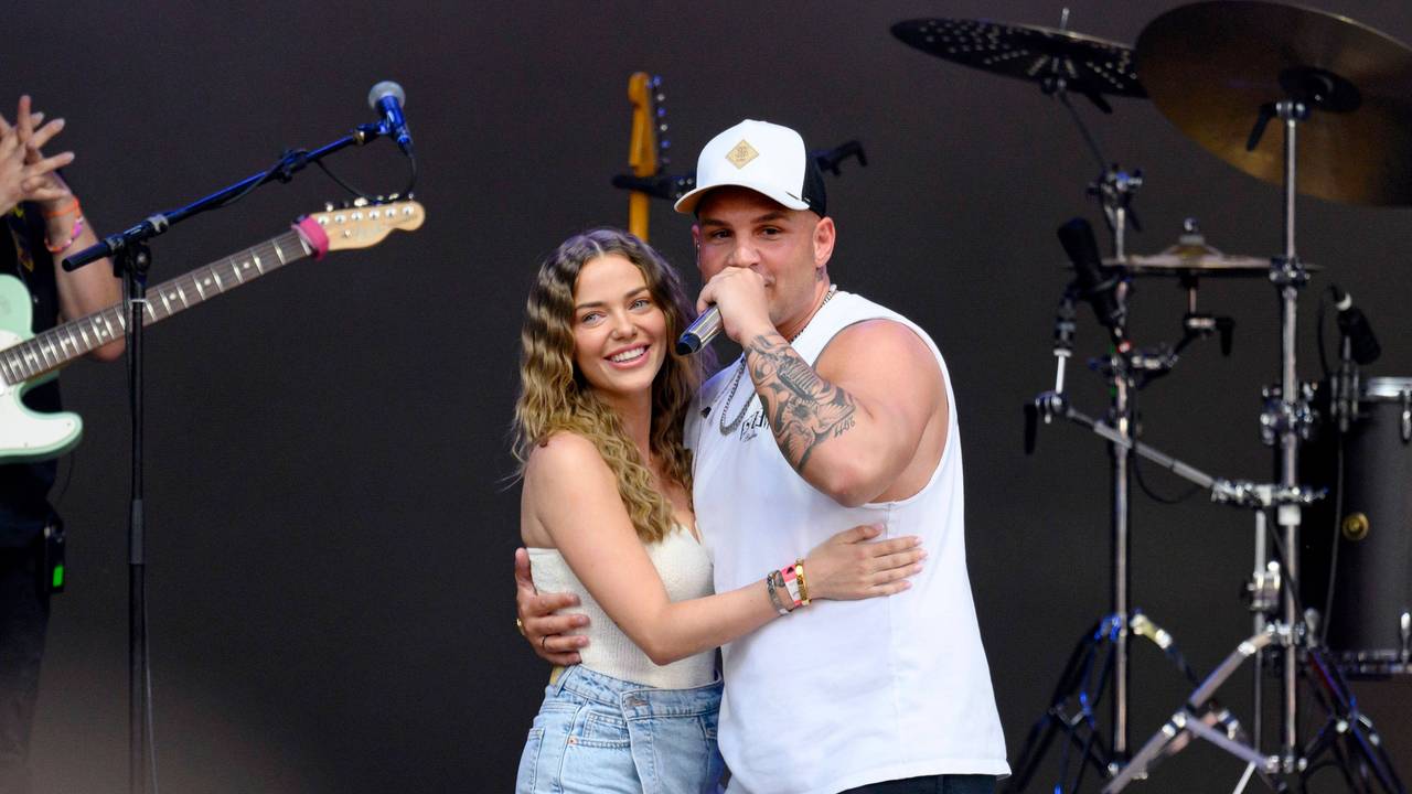 Influencerin Laura Maria Rypa und Sänger Pietro Lombardi bei seinem Konzert im Rahmen des BonnLive OpenAir am Telekom Campus in Bonn-Beuel.