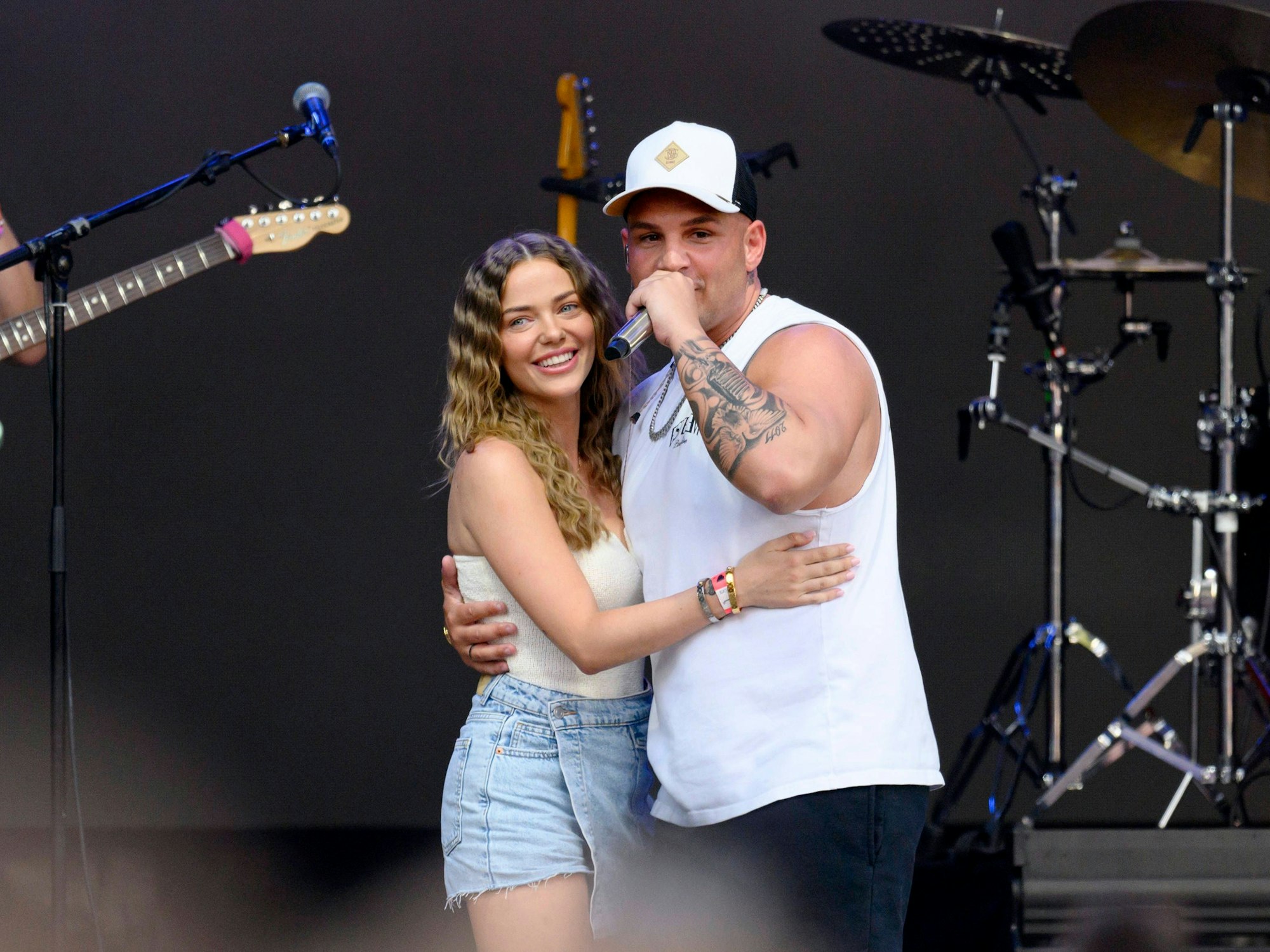 Influencerin Laura Maria Rypa und Sänger Pietro Lombardi bei seinem Konzert im Rahmen des BonnLive OpenAir am Telekom Campus in Bonn-Beuel.