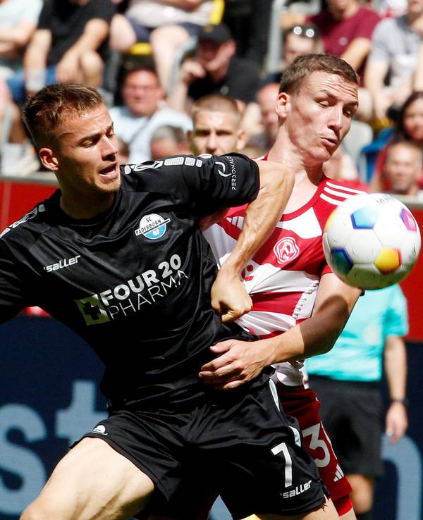 Düsseldorfs Marcel Sobottka im zweikampf mit Paderborns Filip Bilbija.