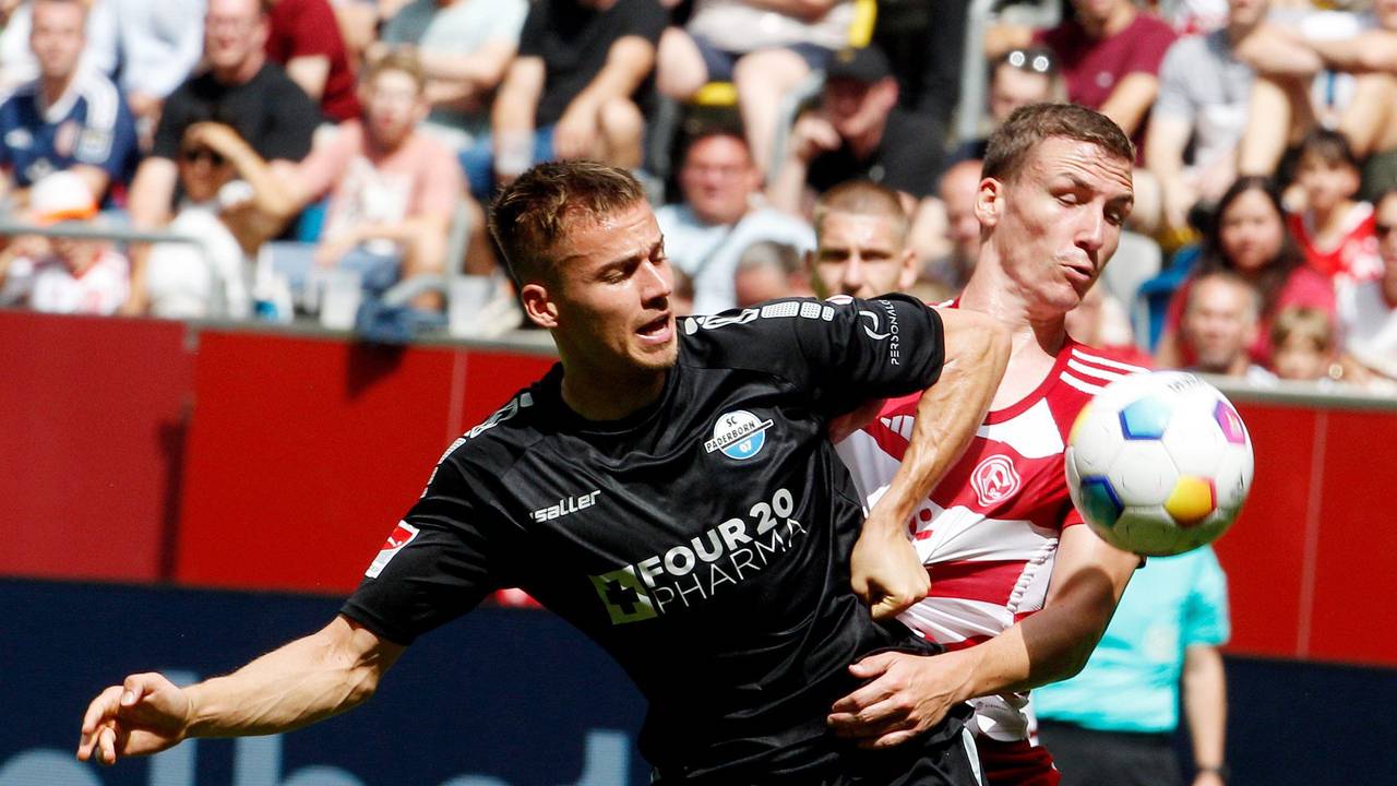 Düsseldorfs Marcel Sobottka im zweikampf mit Paderborns Filip Bilbija.