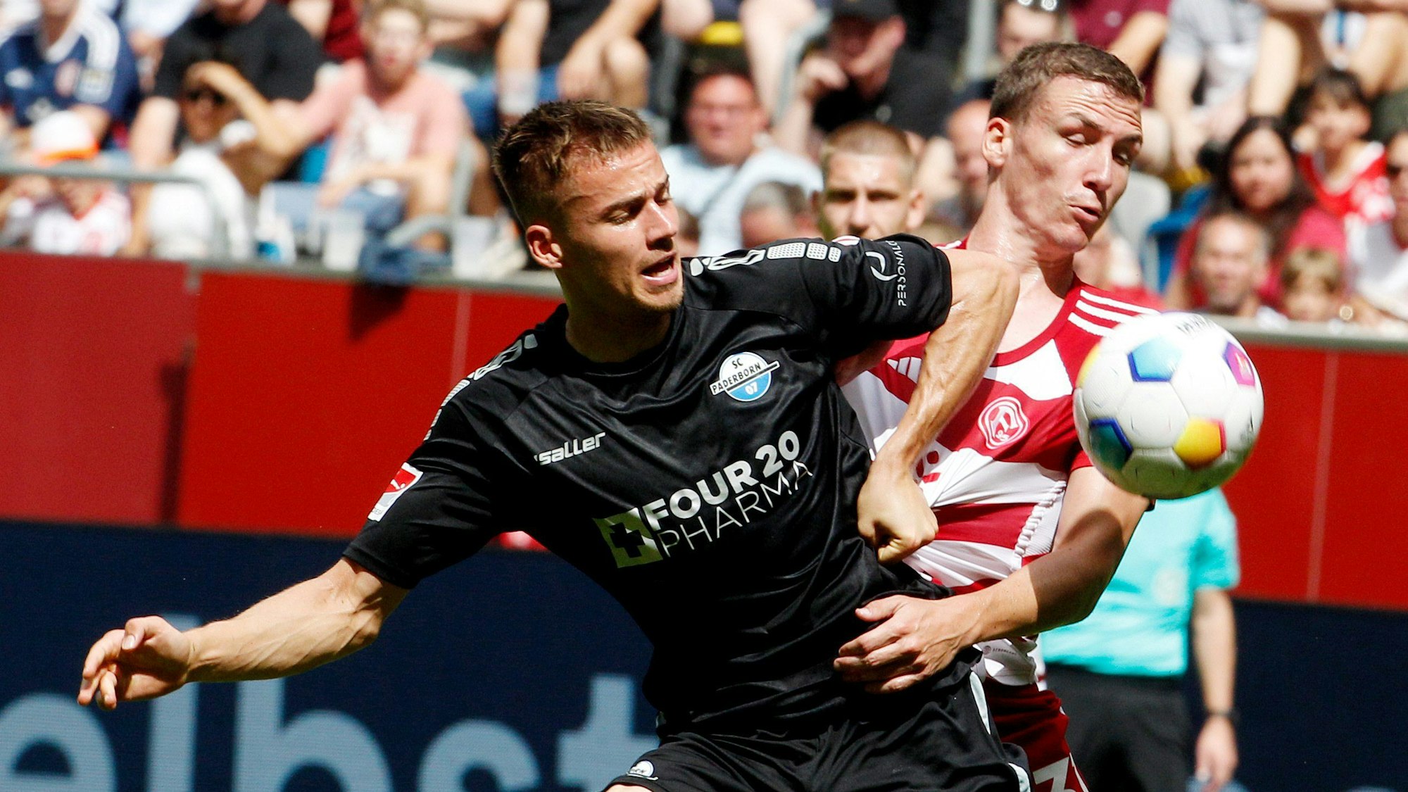 Düsseldorfs Marcel Sobottka im zweikampf mit Paderborns Filip Bilbija.