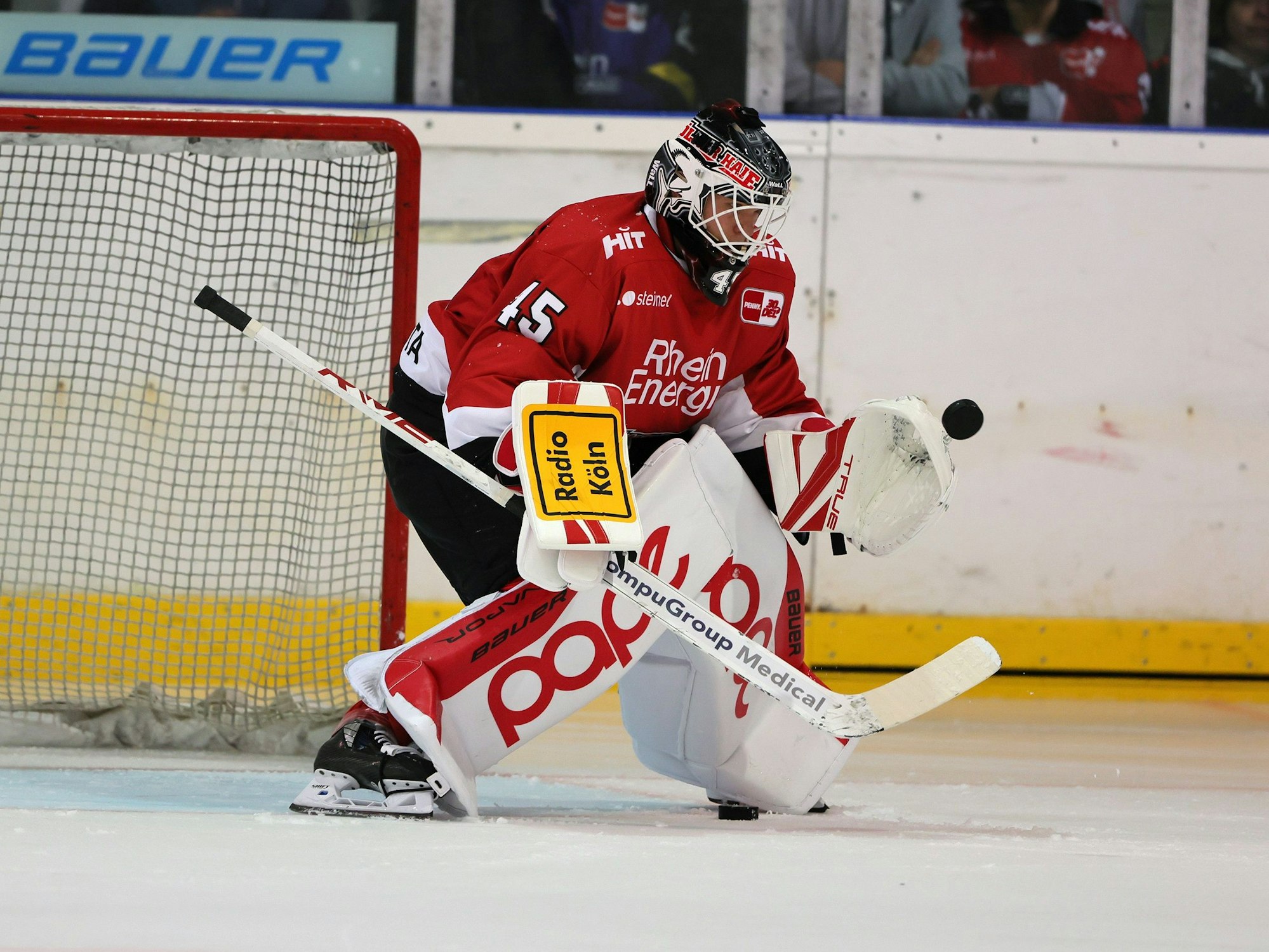 Die Haie beim Training, hier der neue Torwart Tobias Ancicka