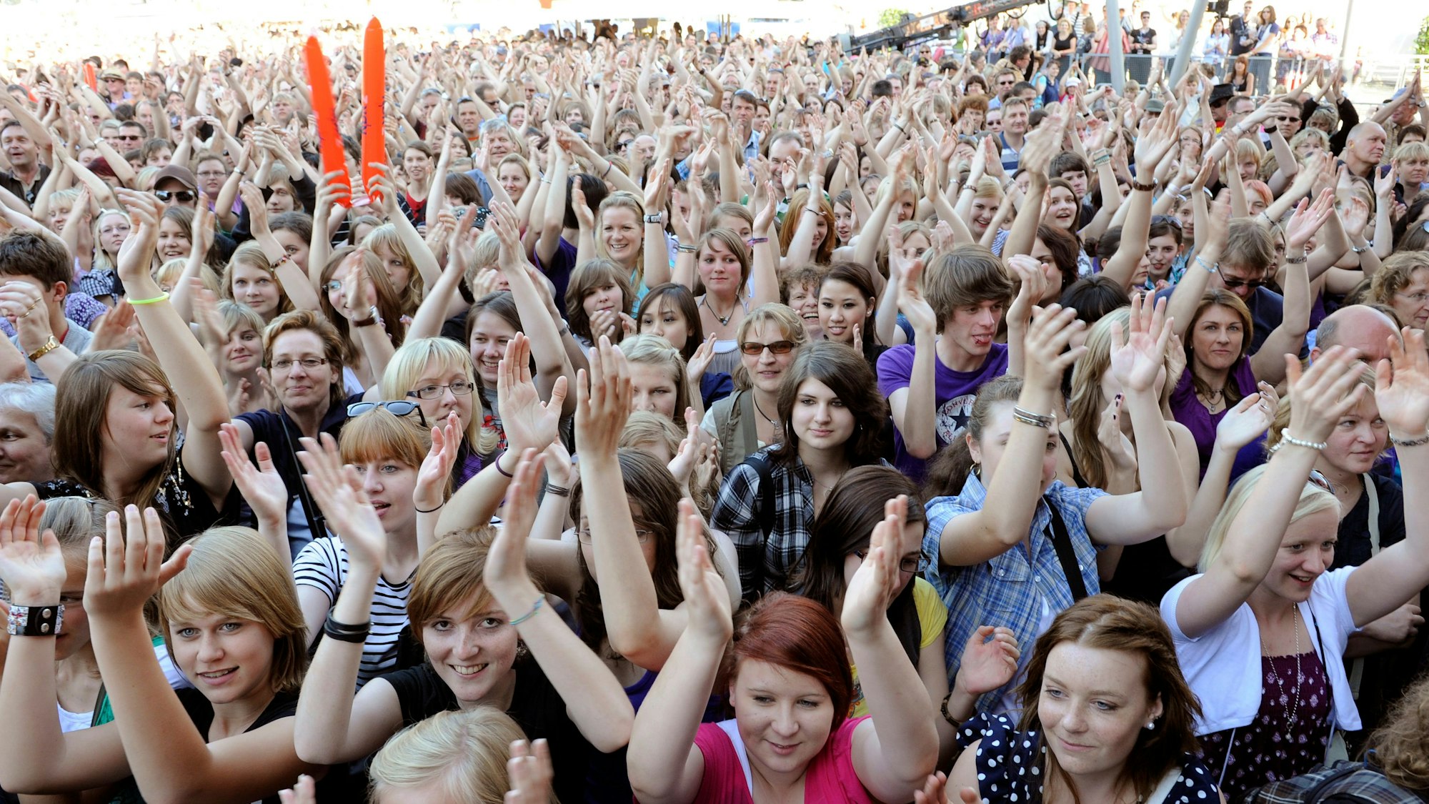 Ein Mann stirbt bei einem Musikfestival auf der Expo-Plaza in Hannover. Unser Archivbild (2010) zeigt Musikfans auf der Expo-Plaza.