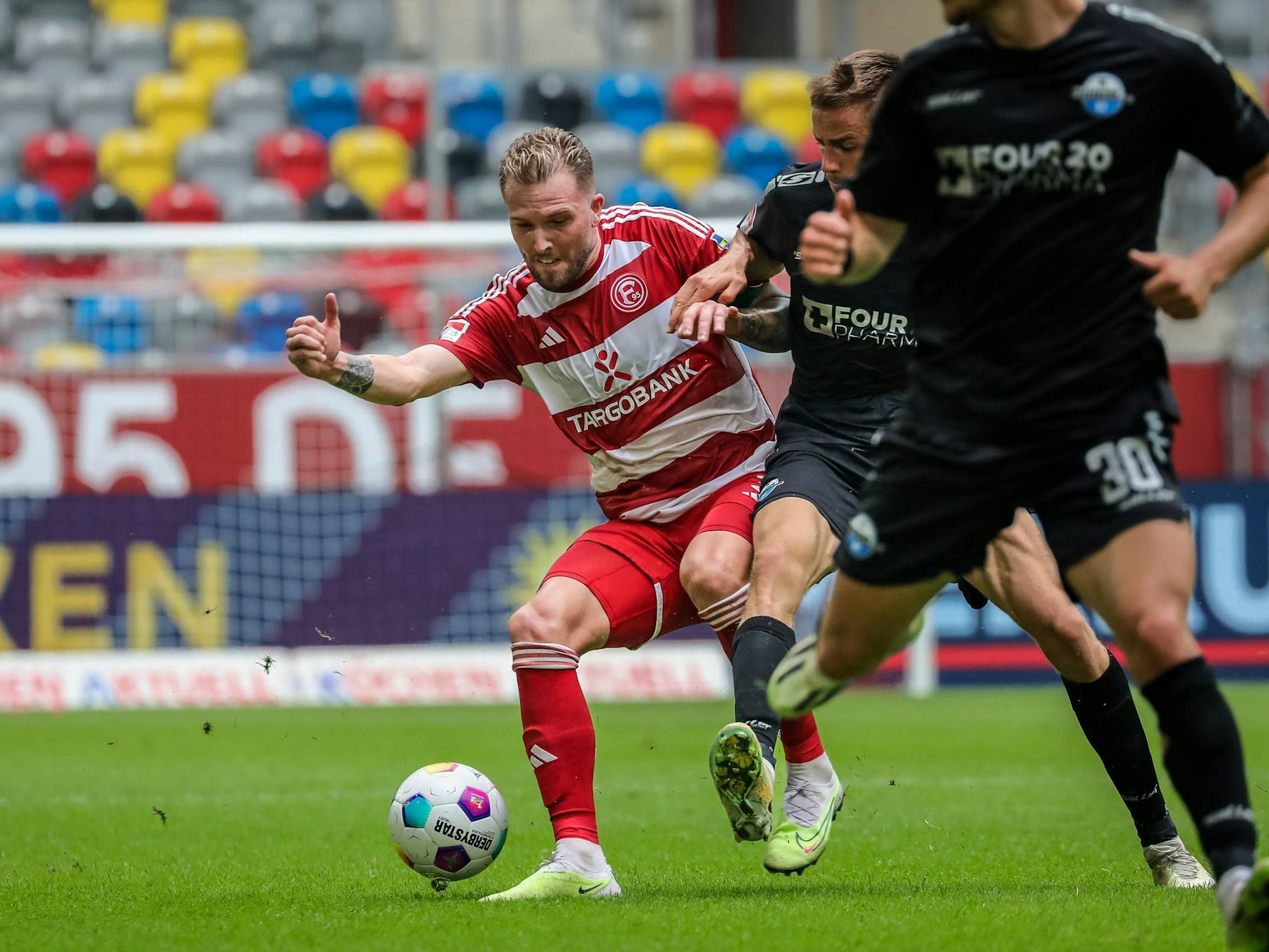 Andre Hoffmann klärt den Ball im Zweikampf.