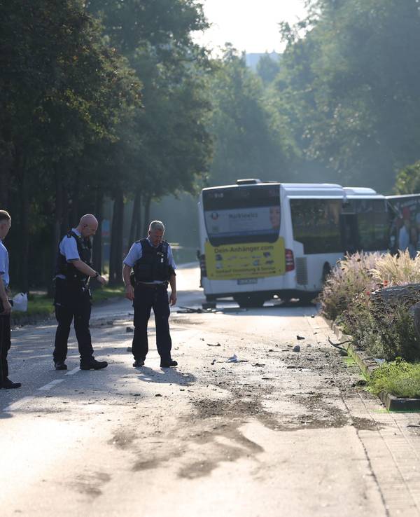 Der Bus hat eine Spur der Verwüstung und drei zerstörte Fahrzeuge, eine beschädigte Verkehrsinsel und eine kaputte Gartenlaube hinterlassen.