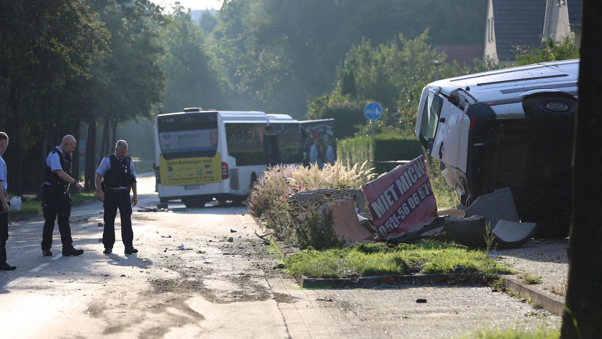 Der Bus hat eine Spur der Verwüstung und drei zerstörte Fahrzeuge, eine beschädigte Verkehrsinsel und eine kaputte Gartenlaube hinterlassen.
