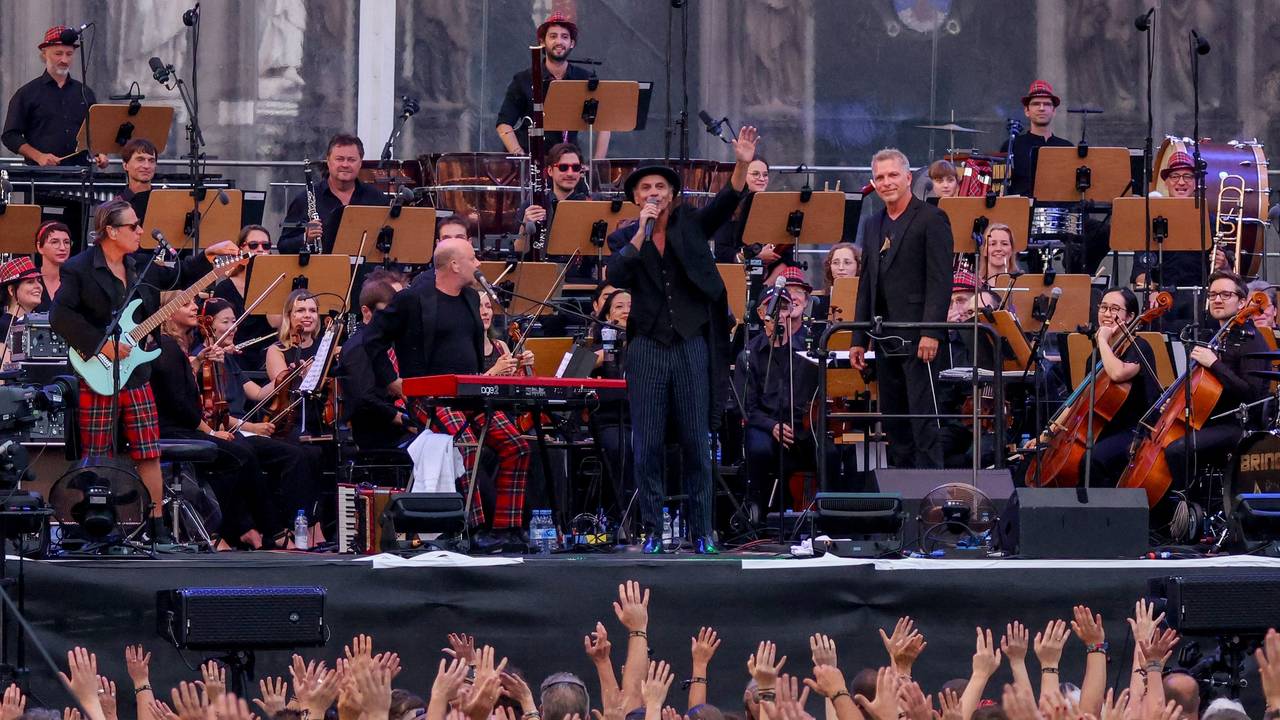 Brings und das Beethoven Orchester Bonn stehen vor dem Kölner Dom auf einer Bühne und spielen Musik.