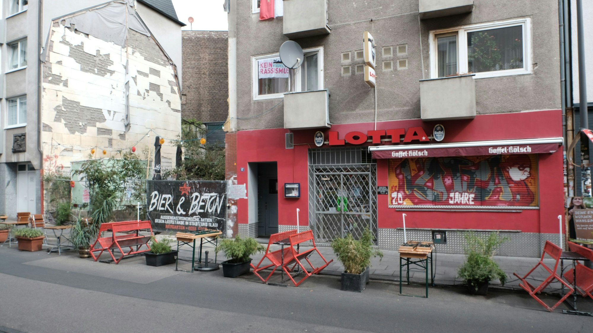 Blick von außen auf die Kneipe Lotta in der Kölner Südstadt.