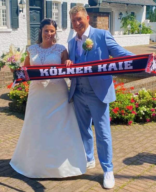 Fans der Kölner Haie und ein Ehepaar: Nina und Michael.