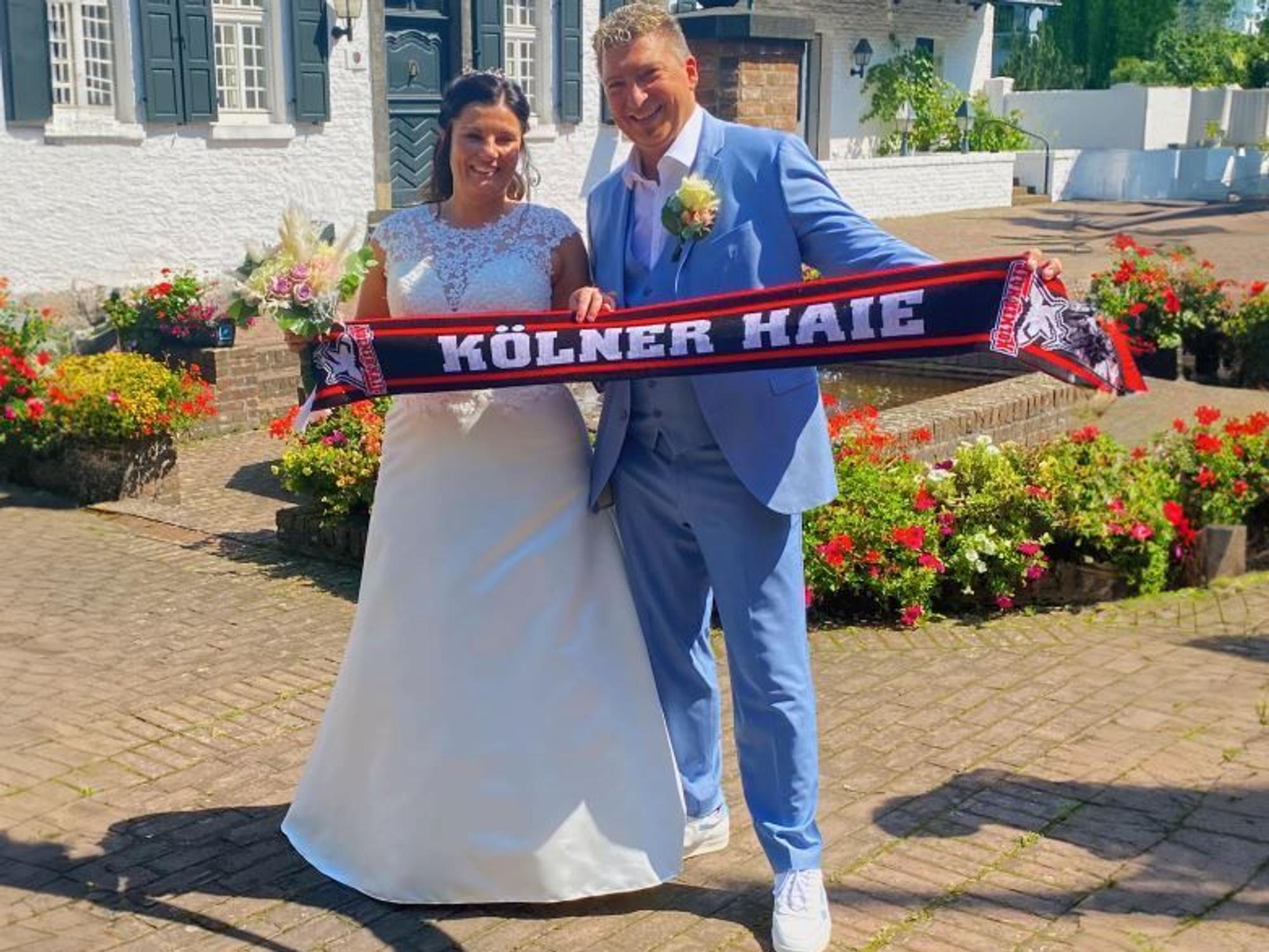 Fans der Kölner Haie und ein Ehepaar: Nina und Michael.