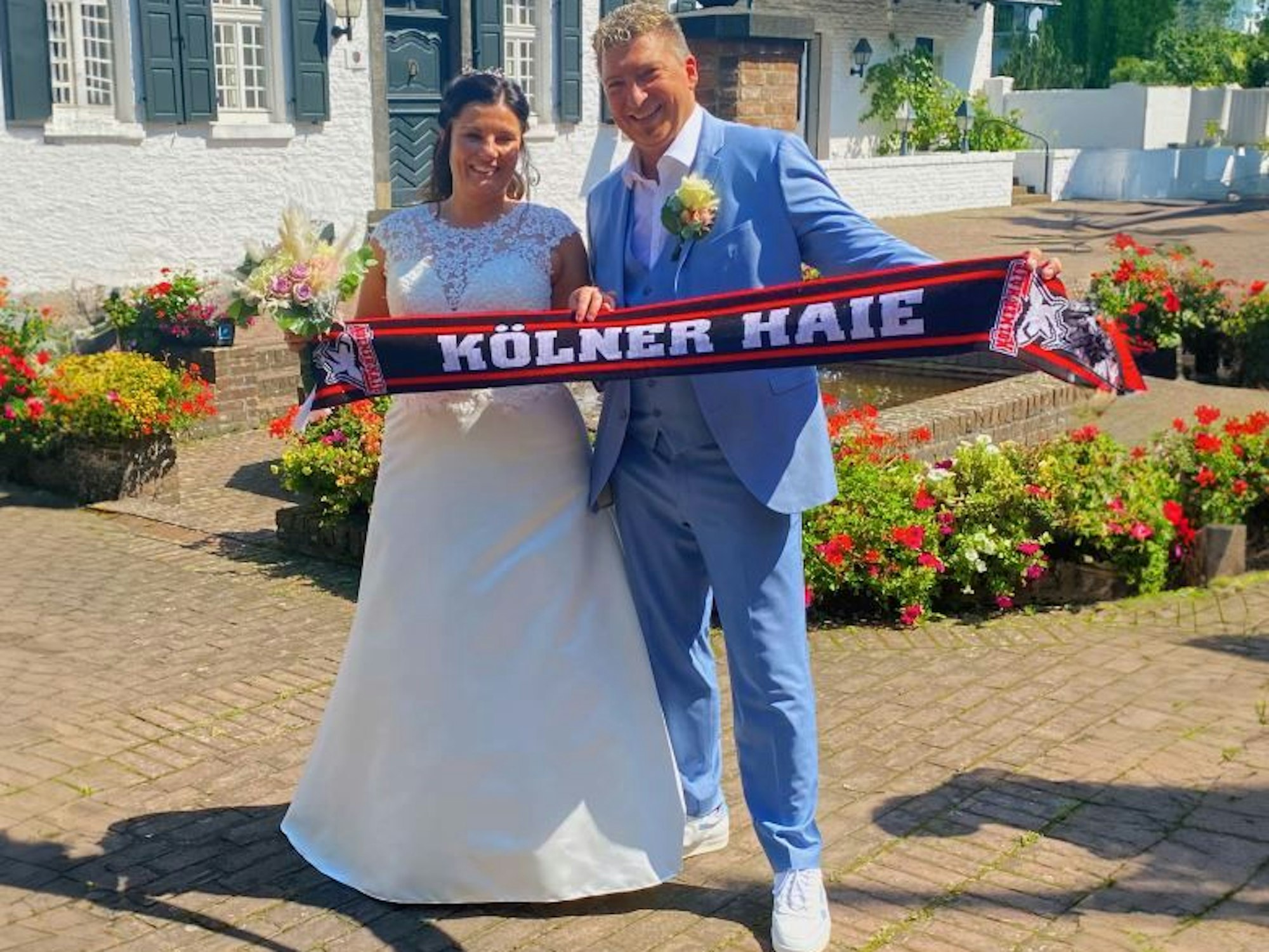 Fans der Kölner Haie und ein Ehepaar: Nina und Michael.