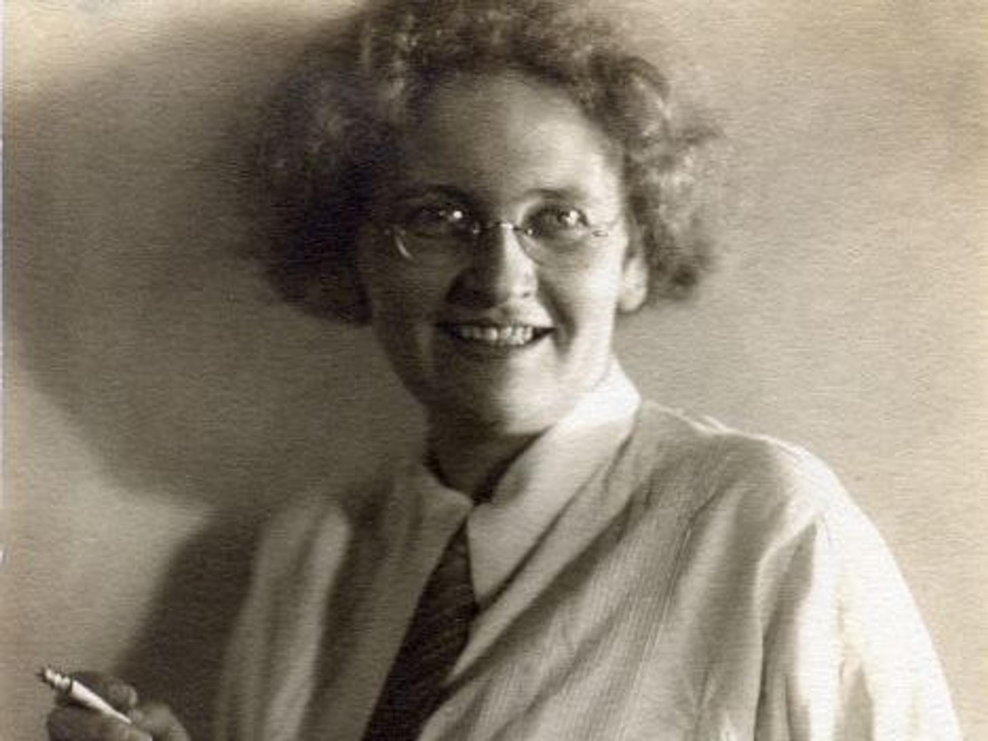 Die Goldschmiedin Elisabeth Treskow raucht auf einem Schwarz-weiß-Bild Zigarette.