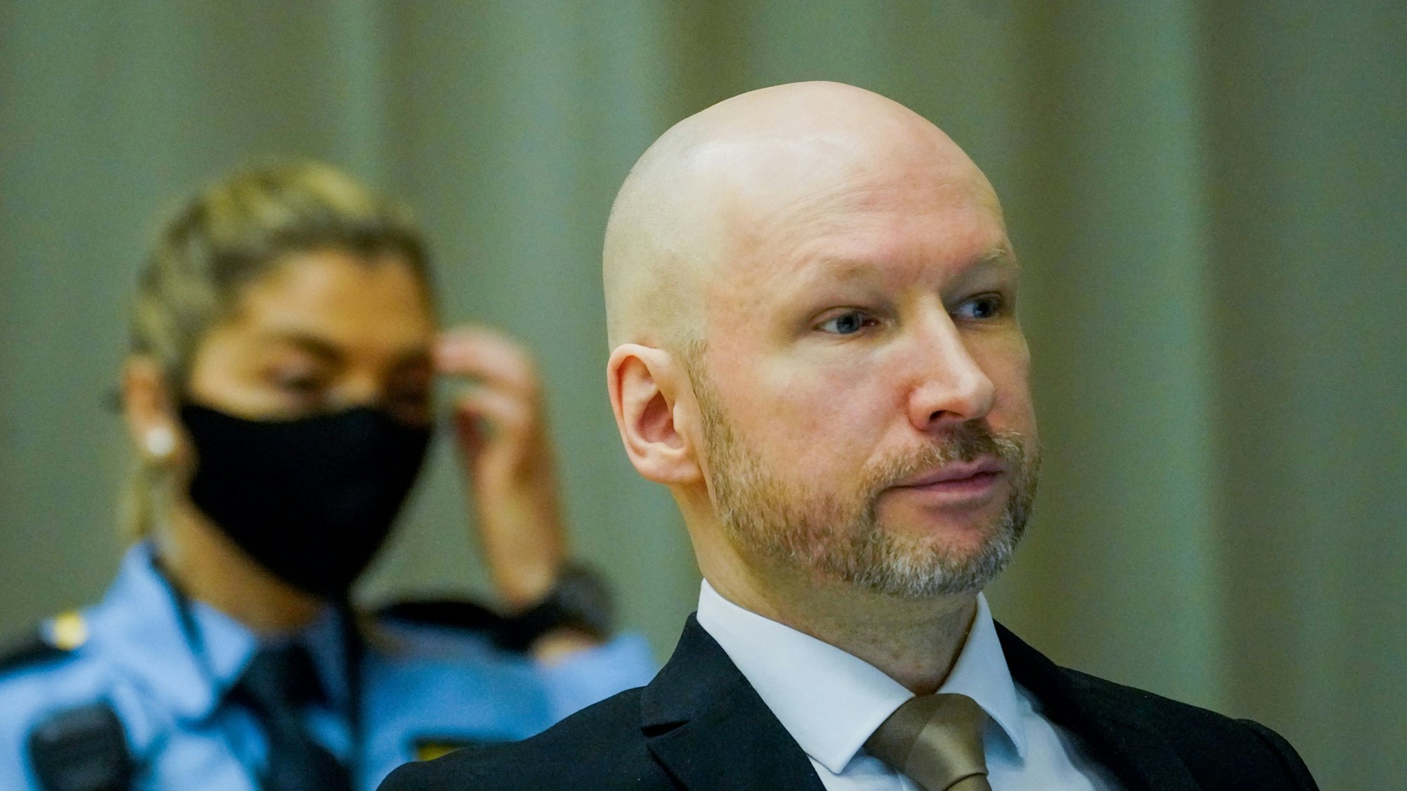 Der verurteilte Utøya-Mörder Anders Behring Breivik sitzt in einem provisorischen Gerichtssaal des Gefängnisses von Skien.