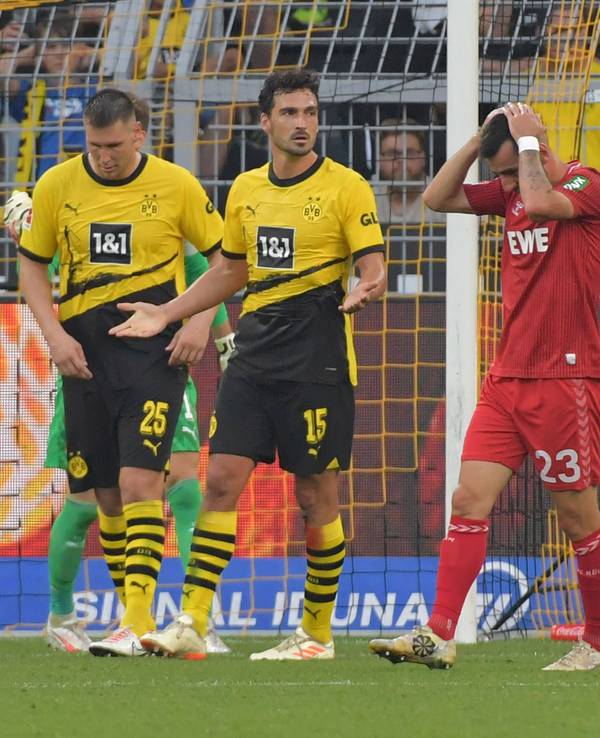 Die FC-Profis Sargis Adamyan (2 v. r.) und Matthias Olesen (r.) beim Spiel gegen Borussia Dortmund am 19. August 2023.
