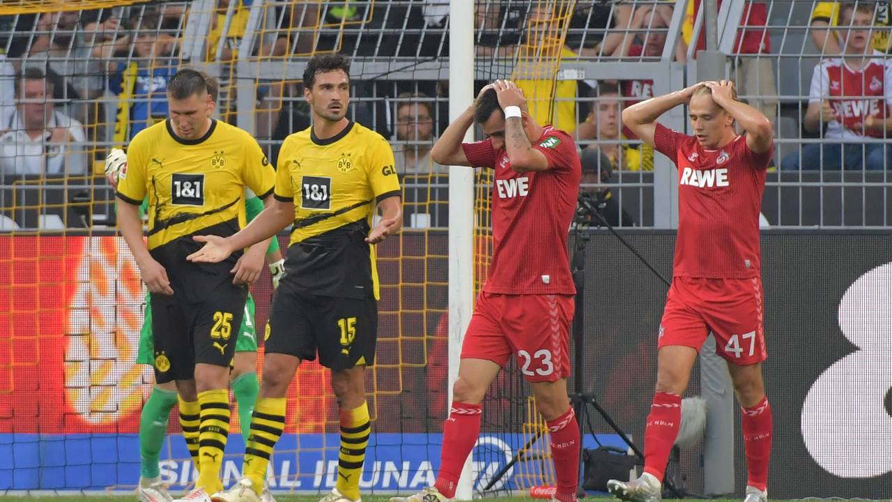 Die FC-Profis Sargis Adamyan (2 v. r.) und Matthias Olesen (r.) beim Spiel gegen Borussia Dortmund am 19. August 2023.