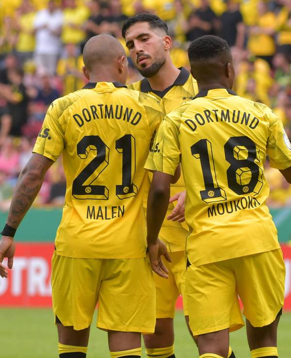 Die Dortmunder Donyell Malen, Emre Can, Youssoufa Moukoko und Marcel Sabitzer jubeln beim DFB-Pokalspiel bei Schott Mainz am 12. August 2023.