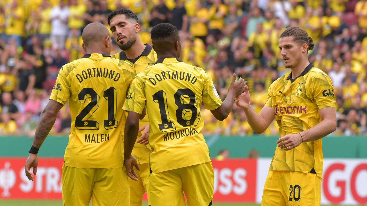 Die Dortmunder Donyell Malen, Emre Can, Youssoufa Moukoko und Marcel Sabitzer jubeln beim DFB-Pokalspiel bei Schott Mainz am 12. August 2023.