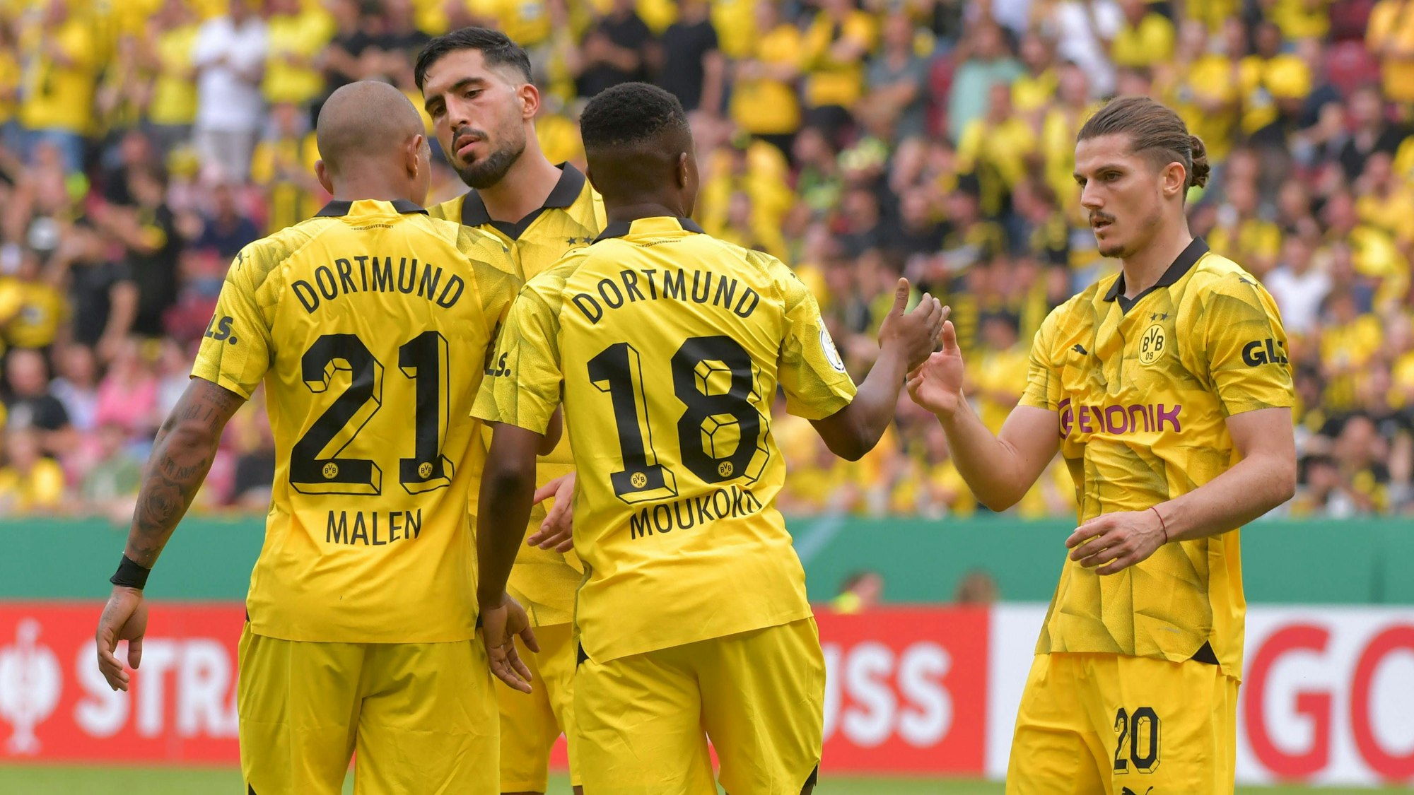 Die Dortmunder Donyell Malen, Emre Can, Youssoufa Moukoko und Marcel Sabitzer jubeln beim DFB-Pokalspiel bei Schott Mainz am 12. August 2023.