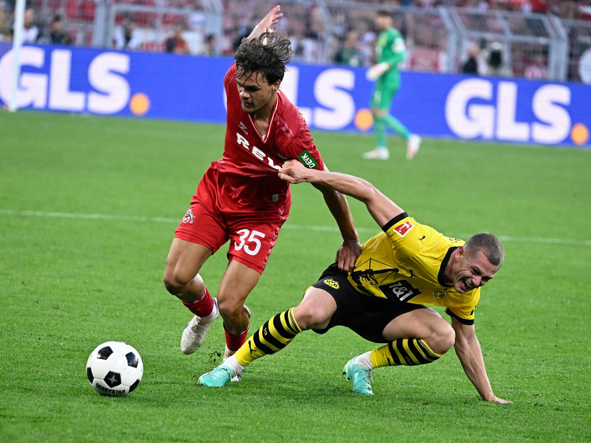 Julian Ryerson im Zweikampf mit Max Finkgräfe.