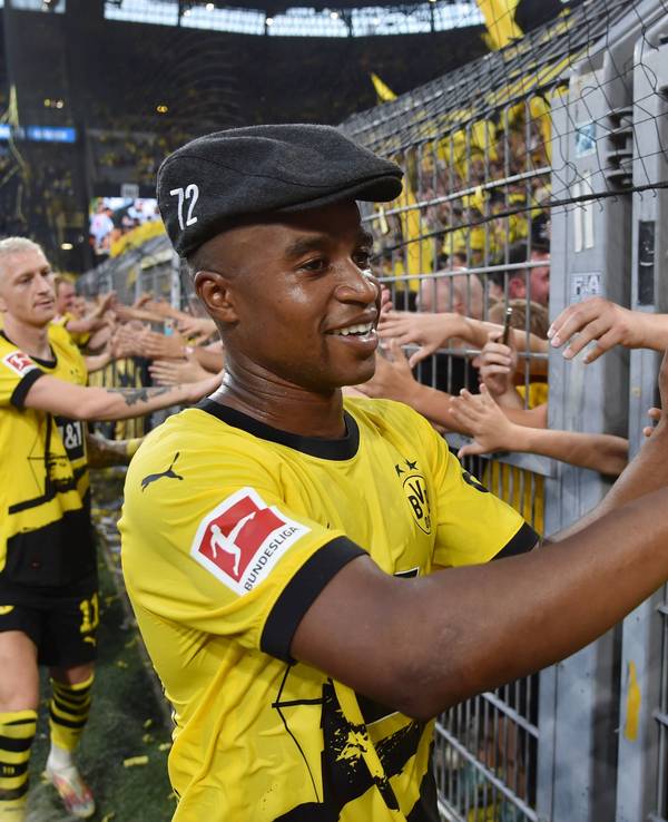 Youssoufa Moukoko klatscht mit den Fans ab.