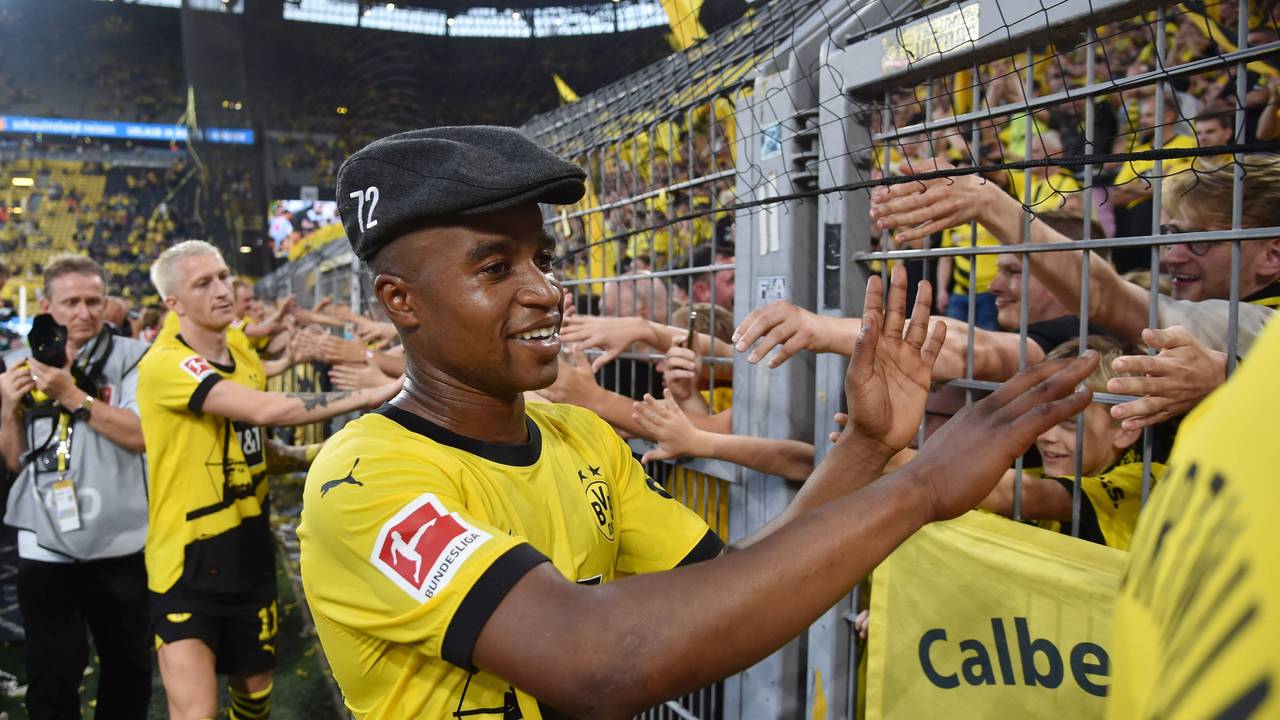 Youssoufa Moukoko klatscht mit den Fans ab.