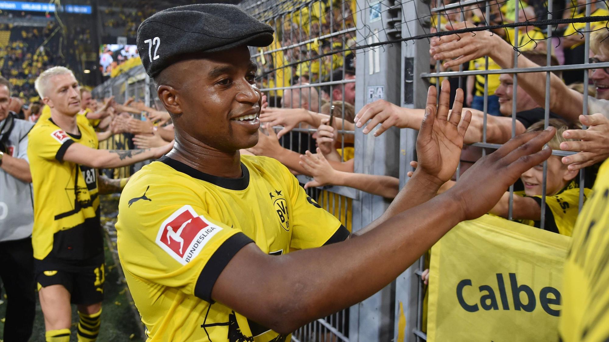 Youssoufa Moukoko klatscht mit den Fans ab.
