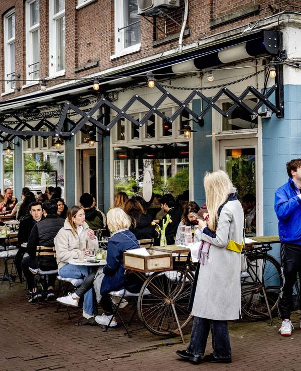 Gäste stehen vor dem Restaurant Oeuf in Amsterdam.
