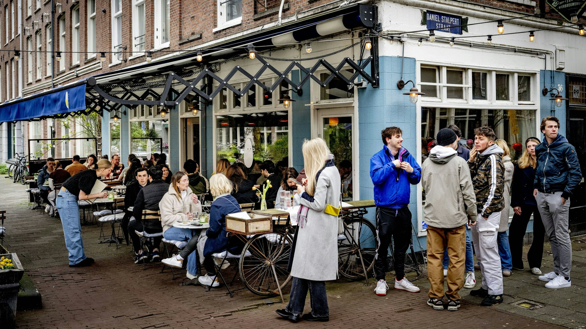 Gäste stehen vor dem Restaurant Oeuf in Amsterdam.