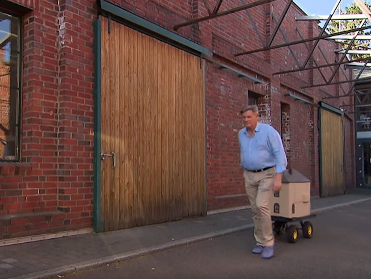 Markus Nowara mit seinem „Haus“.