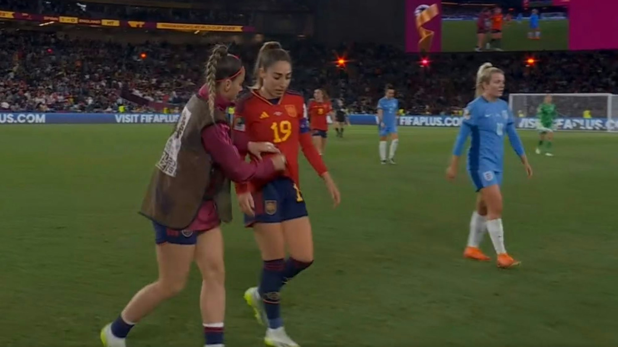 Athenea del Castillo will sich das Jubel-Shirt von Teamkollegin Olga Carmona im WM-Finale noch mal genauer anschauen.