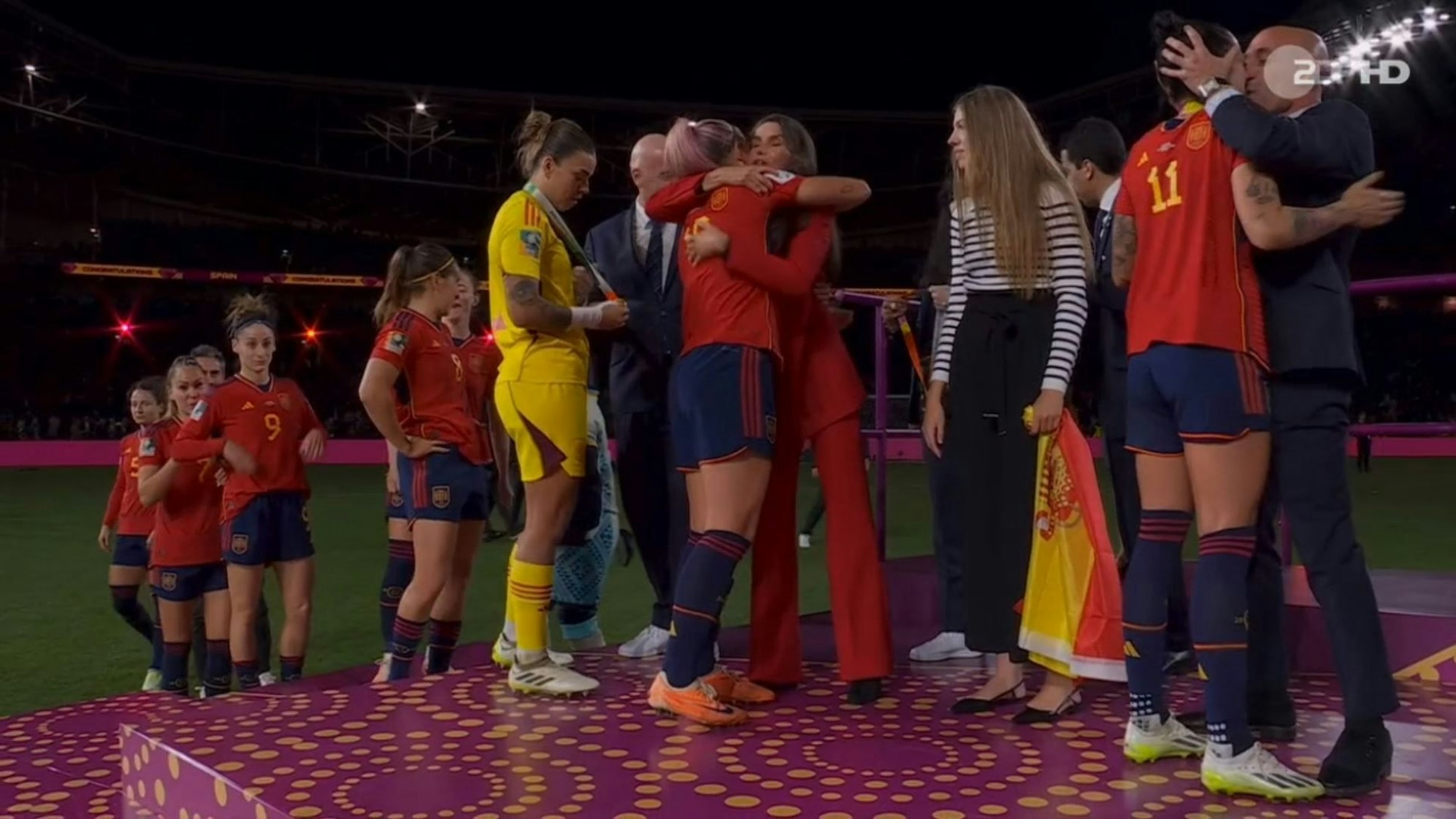 Spaniens Verbands-Boss Luis Rubiales küsst bei der Titel-Zeremonie nach dem Finale der Frauen-WM Spielerin Jennifer Hermoso ungefragt.