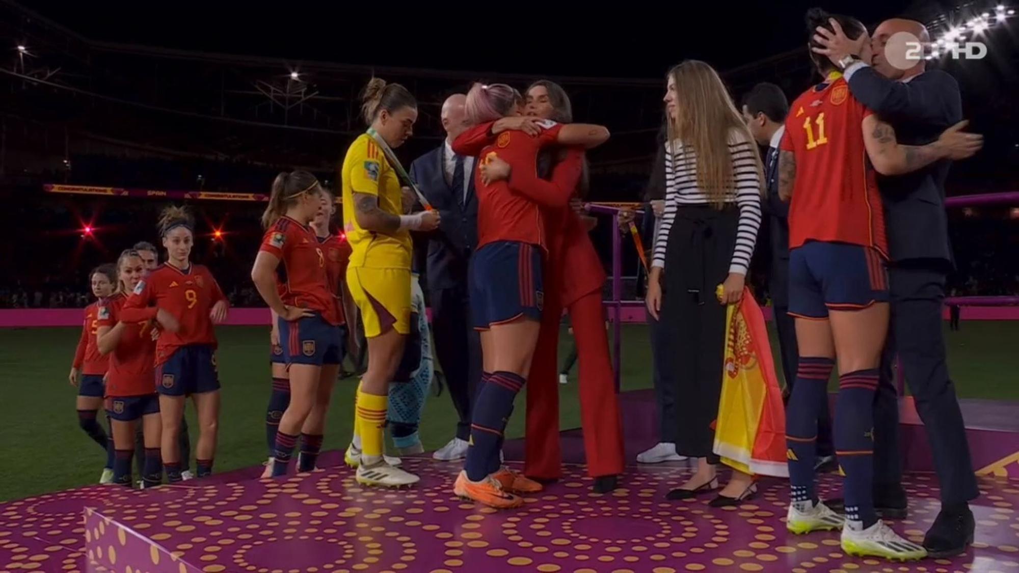 Spaniens Verbands-Boss Luis Rubiales küsst bei der Titel-Zeremonie nach dem Finale der Frauen-WM Spielerin Jennifer Hermoso ungefragt.