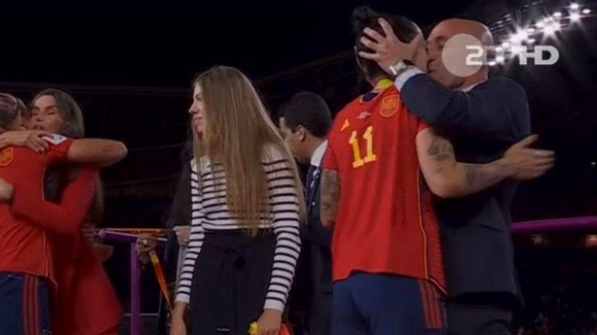 Spaniens Fußball-Boss Luis Rubiales küsst Weltmeisterin Jennifer Hermoso bei der Medaillenvergabe ungefragt auf den Mund.