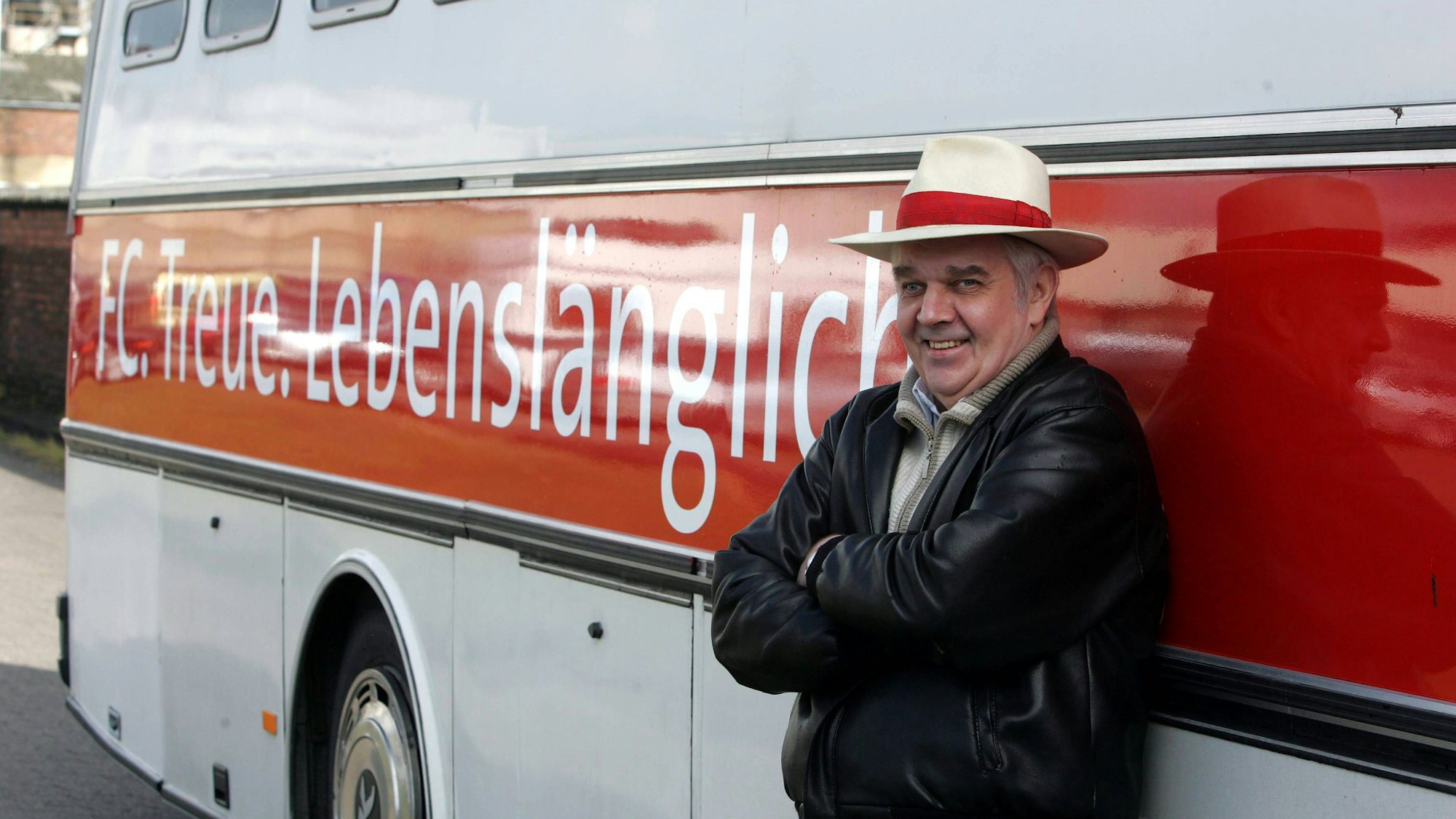 Udo Wilde posiert vor seinem Fan-Bus. Auf dem Bus prangt der Schriftzug „FC. Treue. Lebenslänglich.“