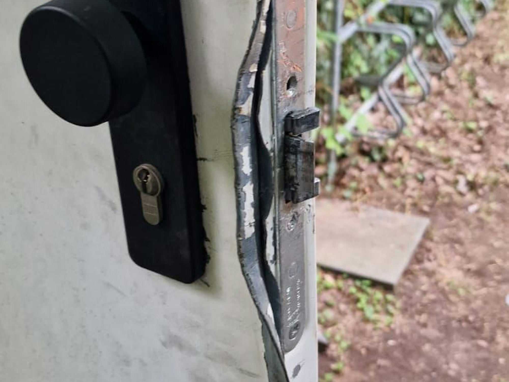 Schäden an Tür nach Einbruch und Diebstahl.